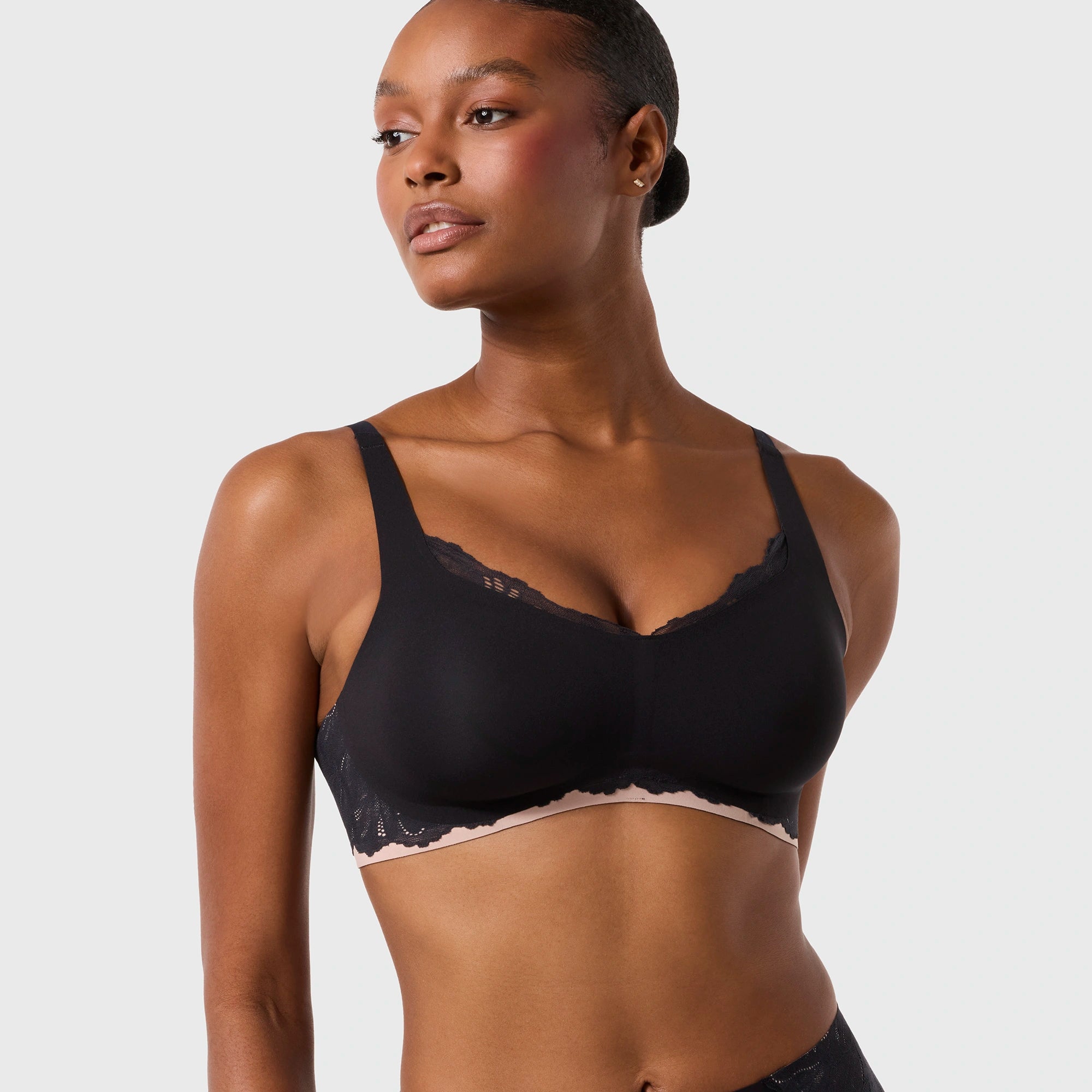 All Color: Noir Lace | Adjustable wireless bra with Lace detail